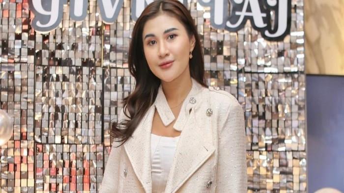 BERPERAN JADI ART- Pedangdut sekaligus pemain FTV, Camelia Putri.