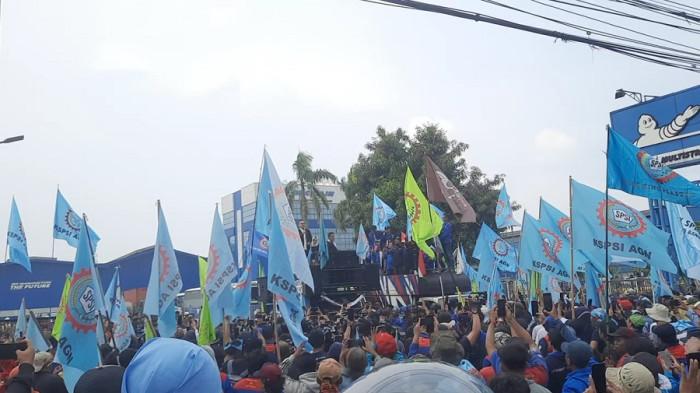 DEMO BURUH --- Ribuan massa buruh melakukan aksi unjuk rasa di PT Multistrada Arah Sarana atau Michelin di Jalan Pantura, Cikarang Timur, Kabupaten Bekasi pada Senin (3/11/2025).