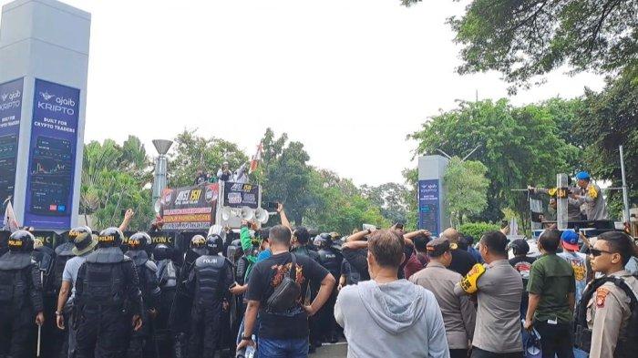 Bentrok dengan Aparat Brimob, Demo Tolak Konser Coldplay Ricuh, Massa Aksi Lempar Botol ke Petugas