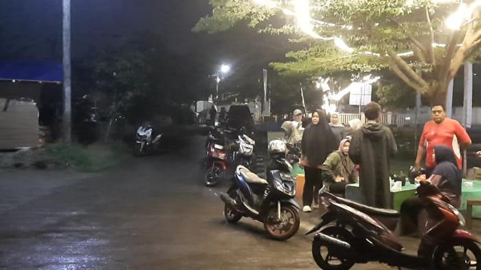 BERHAMBURAN KE LUAR RUMAH --- Richa (29), warga Purwasari, Karawang, Jawa Barat kut merasakan dampak gempa Bekasi 4,7 magnitudo pada Rabu (20/8/2025) malam. Dari laporan Badan Meteorologi, Klimatologi dan Geofisika (BMKG), gempa terjadi pada pukul 19.54 WIB, dengan pusat gempa 14 km bagian tenggara Kabupaten Bekasi, Jawa Barat.