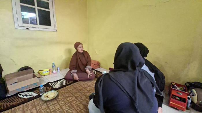 DUGAAN PEMBUNUHAN – Iffah Muhtianah, istri driver taksi online yang ditemukan tewas di Tol Jagorawi, Depok, menceritakan suaminya sempat diteror pinjol sebelum kejadian, Rabu (12/11/2025).