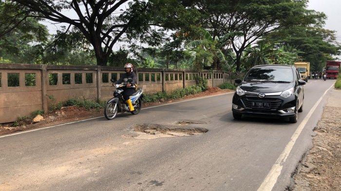 Hati-hati! Ada Lubang Maut Setelah Pool Sinar Jaya Jalan Inspeksi Kalimalang Cibitung