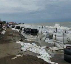 Jalan Dua Desa Tanjungpakis-Cemarajaya Karawang Terbelah Diterjang Banjir Rob, 250 Jiwa Mengungsi