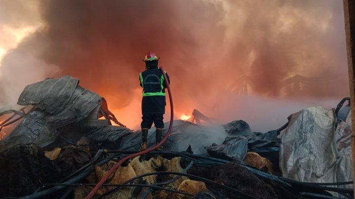 Rumah Warga di Pondok Cikunir Indah Terbakar, Kadis Damkar Kota Bekasi: Diduga Arus Pendek Listrik
