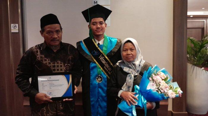 Harapan Orang Tua Januar, Anak Buruh Tani Wisudawan Terbaik di UBP Karawang: Semoga Jadi Guru PNS