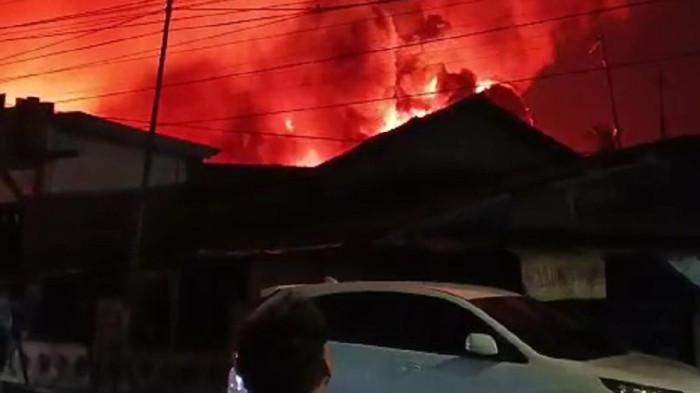Malam Mencekam di Karawang Barat, Pabrik Limbah Oli Terbakar, Warga Sekitar Panik Lihat Kobaran Api