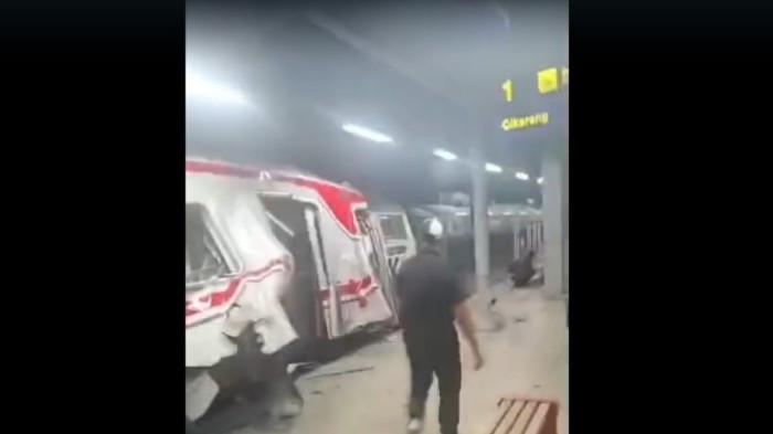 KERETA API ADU BANTENG- Kecelakaan kereta terjadi di Stasiun Bekasi Timur, Kecamatan Bekasi Timur, Kota Bekasi, pada Senin (27/4/2026) malam. Kereta rel listrik (KRL) adu banteng dengan kereta antarkota di Stasiun Bekasi Timur pada Senin (27/4/2026) malam.  Kecelakaan itu melibatkan Commuter Line dan Kereta Jarak Jauh Argo Bromo Anggrek.