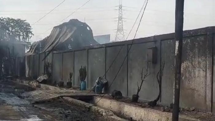 Kebakaran Pabrik Pengolahan Limbah B3 di Karawang, Petugas Damkar Terluka saat Padamkan Kobaran Api