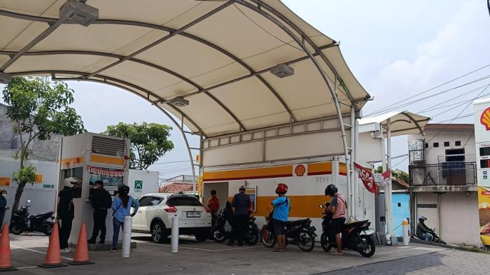TERANCAM PHK --- Sebanyak 50 persen pegawai SPBU Shell di Jalan Raya Villa Indah Mangun Jaya, Kecamatan Tambun Selatan, Kabupaten Bekasi terancam di-PHK (Pemutusan Hubungan Kerja).