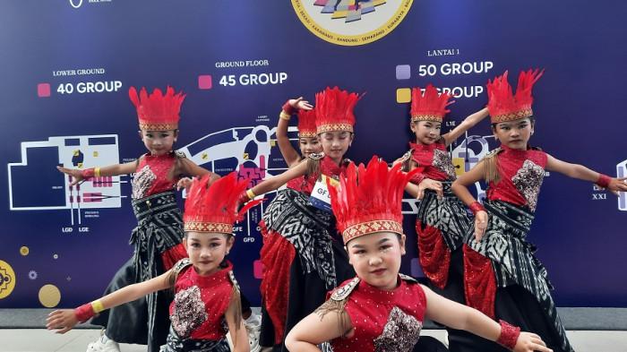 PESERTA INDONESIA MENARI --- Sebanyak 1.000 penari ikut dalam gelaran Indonesia Menari 2025 di Resinda Park Mall, Karawang pada Minggu (12/10/2025). Indonesia Menari 2025 sendiri digelar di 11 kota di Indonesia, termasuk Karawang dengan jumlah peserta lebih dari 8.000.