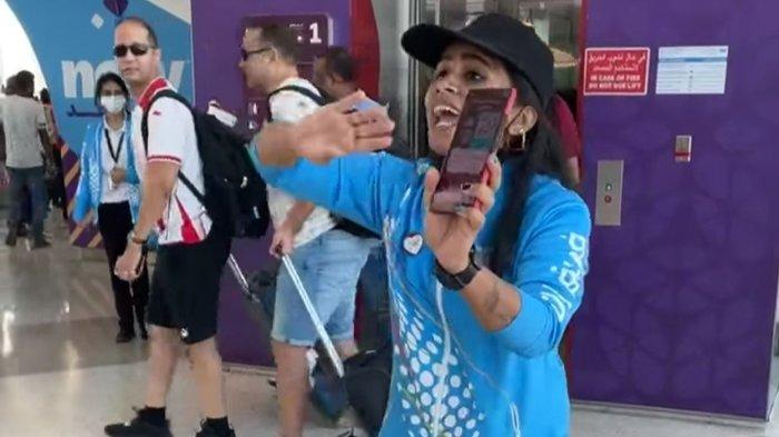 Piala Dunia 2022: Sambil Nyanyi Lagu Waka-Waka, Petugas Wanita Ini Ingatkan Suporter Bawa Hayya Card
