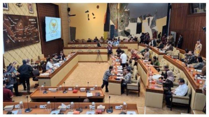 Komisi II DPR RI menggelar Rapat Dengar Pendapat (RDP) dengan KPU RI, Minggu (25/8/2024). Rapat dengar pendapat ini membahas perubahan Peraturan KPU (PKPU) Nomor 8 tentang syarat pencalonan pada pilkada serentak 2024.