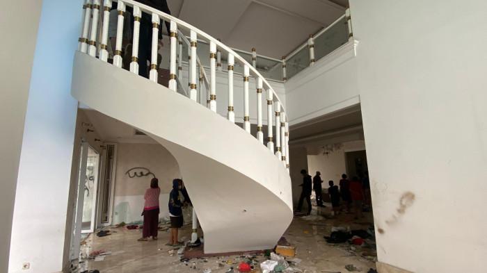 Kondisi Rumah-Kondisi rumah dua lantai milik Uya Kuya di Duren Sawit, Jakarta Timur, hancur lebur usai dijarah massa. Pagar dan kaca jendela rusak, pintu terbuka lebar, Minggu (31/8/2025).