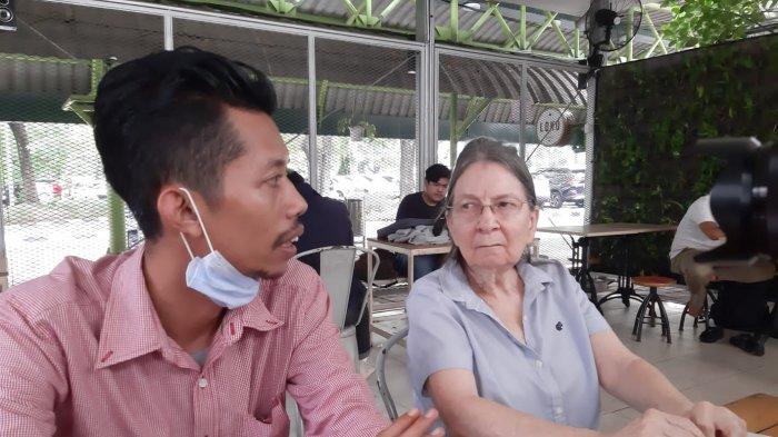 Wanita Paruh Baya Ini Datangi Kantor Kedubes AS, Minta agar Anaknya Mendapat Pengobatan yang Layak