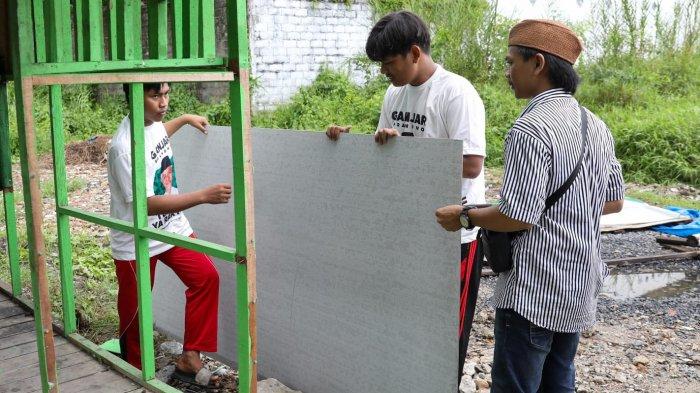 Loyalis Ganjar-Mahfud Sasar Ponpes, Ajak Sejumlah Santri Bergotong Royong Merenovasi Pos Keamanan