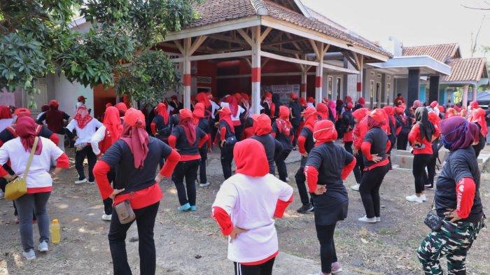 Emak-emak Desa Situraja Kompak Lawan Mager dan Cegah Osteoporosis Sejak Dini Lewat Senam Sehat