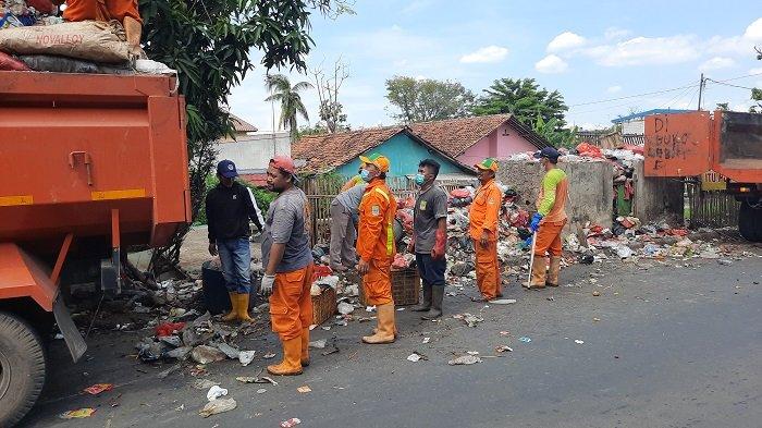 Setelah Hari Raya Idul Fitri, Sampah di TPS Desa Setiadarma Tambun Selatan Menggunung