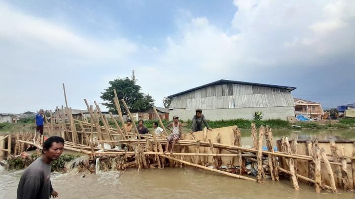 BANJIR BEKASI --- Ribuan warga Desa Sukamanah, Kecamatan Sukatani, Kabupaten Bekasi terendam banjir akibat tiga tanggul jebol di Kali Srengseng Hilir pada Senin (3/11/2025).