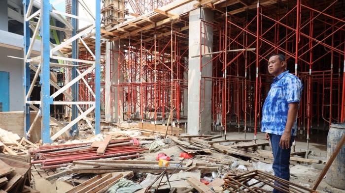 PEMBANGUNAN GOR --- Wali Kota Bekasi, Tri Adhianto memantau langsung progres pembangunan Gedung Olahraga (GOR) untuk cabang voli dan badminton yang berlokasi di area Stadion Patriot Candrabhaga.