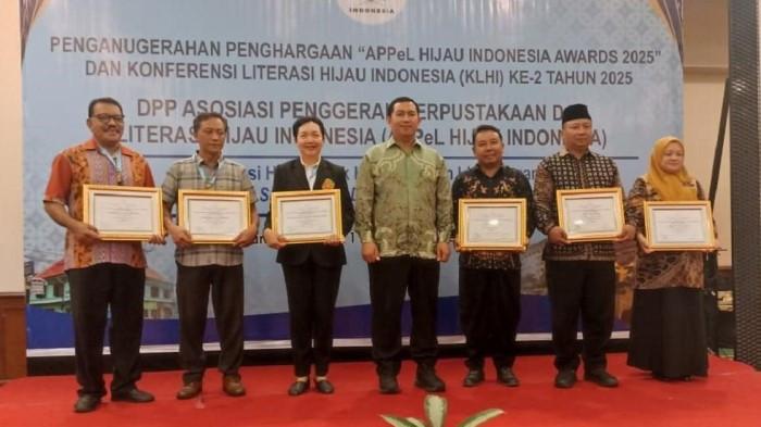 PENGHARGAAN -- Ubhara Jaya berhasil meraih penghargaan APPeL Hijau Indonesia Awards 2025 dalam kategori Green Sustainable University. Penghargaan tersebut diserahkan di The Sunan Hotel, Solo, Kamis (13/11/2025).