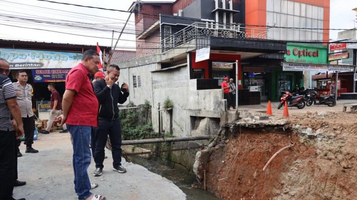 REVITALISASI JEMBATAN 0 --- Wali Kota Bekasi, Tri Adhianto, melakukan pemantauan langsung terhadap progres revitalisasi Jembatan 0 di Kecamatan Rawalumbu. Kegiatan ini dilakukan sebagai bagian dari langkah tanggap Pemerintah Kota Bekasi menanggapi laporan warga terkait kondisi jembatan yang mengalami penurunan struktur dan berpotensi membahayakan pengguna jalan.