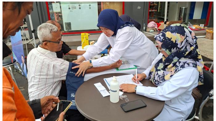 Ojol dan Sopir Cek Kesehatan di SPBU Pondok Ungu, Pulang Bawa Oli Gratis dari Pertamina