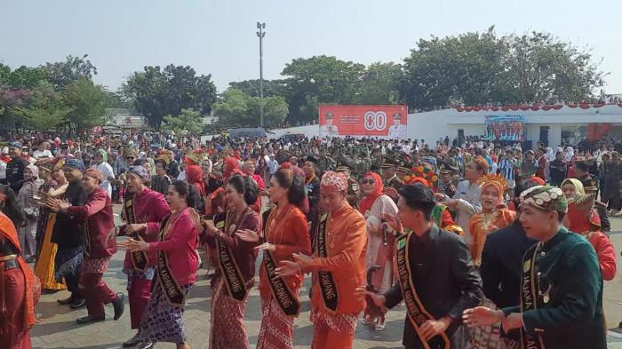 HUT KE-80 RI - Keseruan Bupati Karawang, Aep Syaepuloh dan Forum Komunikasi Pimpinan Daerah (Forkopimda) goyang Maumere usai Upacara HUT ke-80 Kemerdekaan RI di Lapangan Karangpawitan, Karawang Barat pada Minggu (17/8/2025),