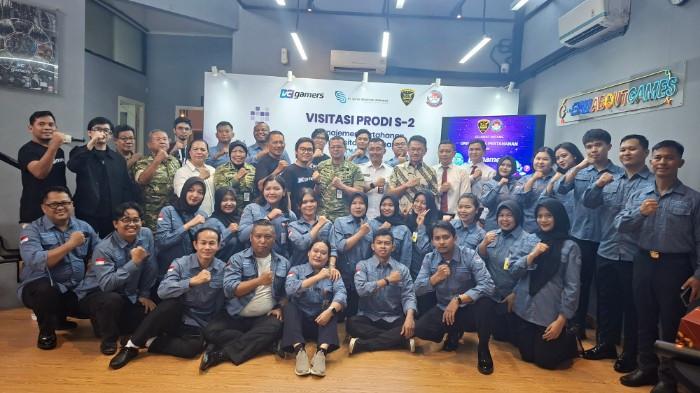 KUNJUNGAN MAHASISWA UNHAN- Marketplace Game asal Indonesia, VCGamers saat menerima kunjungan dari civitas akademik Program Studi Manajemen Pertahanan Universitas Pertahanan Republik Indonesia (Unhan RI) di kantor, Perumahan Kemang Pratama, Kecamatan Bekasi Selatan, Kota Bekasi, Selasa (31/3/2026). (TribunBekasi/RendyRutamaPutra).