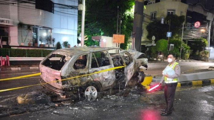 Tabrak Pembatas Jalan, Sebuah Minibus Hangus Terbakar di Palmerah