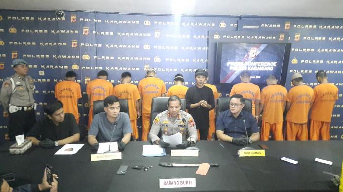 MENGAKU POLISI - Polres Karawang menggelar konferensi pers penangkapan tiga pelaku pemerasan dan penyekapan yang mengaku anggota polisi di Commend Center Polres Karawang pada Kamis (14/8/2025).
