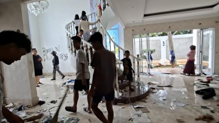Kondisi Rumah-Kondisi rumah dua lantai milik Uya Kuya di Duren Sawit, Jakarta Timur, hancur lebur usai dijarah massa. Pagar dan kaca jendela rusak, pintu terbuka lebar, Minggu (31/8/2025).