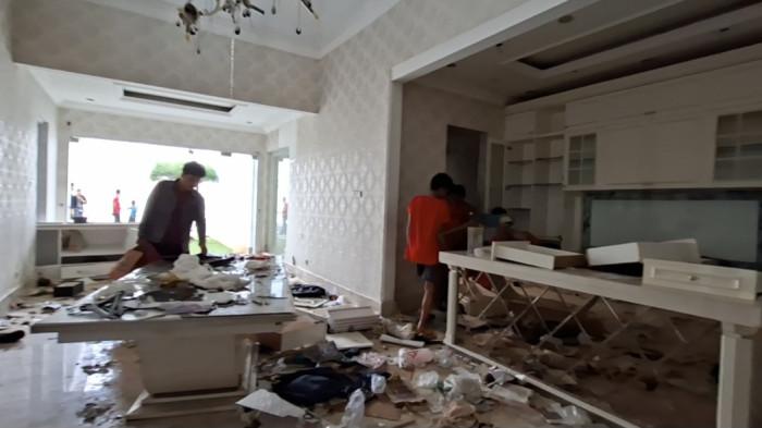 Kondisi Rumah-Kondisi rumah dua lantai milik Uya Kuya di Duren Sawit, Jakarta Timur, hancur lebur usai dijarah massa. Pagar dan kaca jendela rusak, pintu terbuka lebar, Minggu (31/8/2025).
