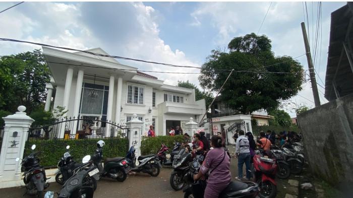 Kondisi Rumah-Kondisi rumah dua lantai milik Uya Kuya di Duren Sawit, Jakarta Timur, hancur lebur usai dijarah massa. Pagar dan kaca jendela rusak, pintu terbuka lebar, Minggu (31/8/2025).