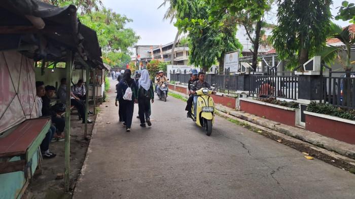 SISWA BAWA MOTOR - Sejumlah siswa Sekolah Menengah Atas (SMA) membawa motor di Jalan Surotokunto, Karawang Barat pada Rabu (20/8/2025), padahal Gubernur Jawa Barat Dedi Mulyadi melarangnya.
