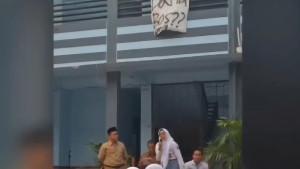 Aksi-murid-SMAN-14-Kota-Bekasi-yang-menuntut-transparansi-anggaran-saat-upacara.jpg