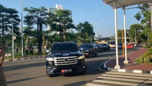 Anggota-DPR-pamer-mobil-mewah-2025.jpg