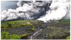 Awan-panas-guguran-tampak-meluncur-dari-puncak-Gunung-Semeru-di-Kabupaten-Lumajang.jpg