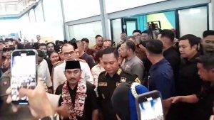 Bupati-Bekasi-Ade-Kunang-tengok-acara-Job-Fair.jpg