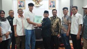 Bupati-Bekasi-bertemu-kiper-Daffa-Timnas-Indonesia-U-17.jpg