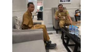 Bupati-Karawang-Aep-Syaepuloh-berbincang-dengan-Muhammad-Rodi-Kurnia.jpg