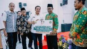 Bupati-Karawang-Aep-Syaepuloh-memberikan-Bantuan-Operasional-Pendidikan-Formal-BOPF.jpg