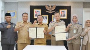 Bupati-Karawang-Aep-Syaepuloh-menandatangani-nota-kesepakatan-percepatan-sertifikasi-tanah.jpg