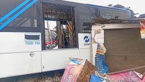 Bus-Transjakarta-seruduk-4-kios-di-Cakung-Jaktim.jpg