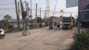 Deretan-truk-tambang-mengular-di-Jalan-Mohamad-Toha-Parungpanjang-Kabupaten-Bogor.jpg