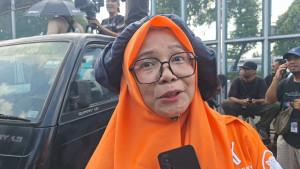 Emak-emak-jenguk-Tom-Lembong.jpg