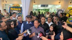 Foto-Menteri-Dalam-Negeri-Tito-Karnavian-saat-di-rumah-duka-Benny-Laos.jpg