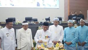 Gubernur-Jawa-Barat-Dedi-Mulyadi-menghadiri-Rapat-Paripurna-Istimewa-Hari-Jadi-ke-392-Karawang.jpg