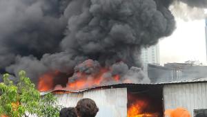 Gudang-oli-di-Jalan-Tali-II-Kota-Bambu-Selatan-Palmerah-Jakarta-Barat-terbakar.jpg