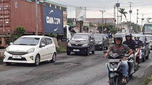 Jalan-rusak-dan-berlubang-di-Karawang.jpg