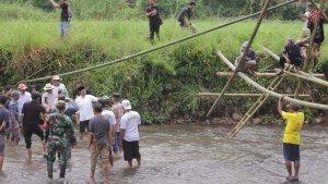 Jembatan-sementara-di-Desa-Petir-Kecamatan-Dramaga-Kab-Bogor.jpg